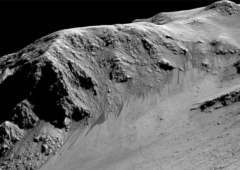 Detalle de los torrentes oscuros sobre la arena que podrían deberse al flujo de agua líquida. Foto: NASA